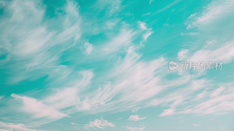 毛绒绒的云朵蓝天移动在蓝色的多云的天空与毛绒绒的云。自然背景云景4K延时，延时，延时。4 k蓝色背景。抽象的蓝色。白云蓝天白云蓝天是天蓝色的